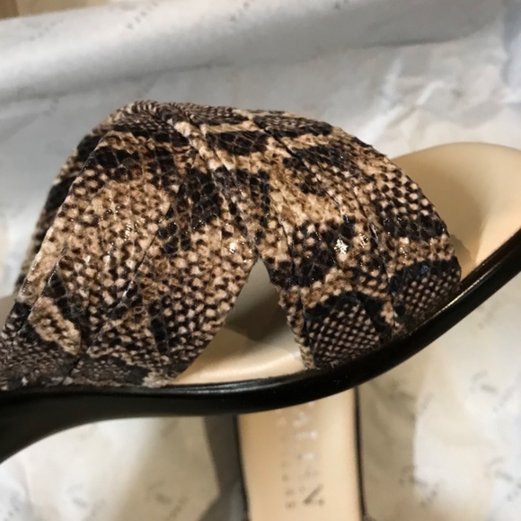 NEW Italian Shoemakers Women's Snakeskin Wedge Sandals Slip On Size 6 Beige - Picture 7 of 8